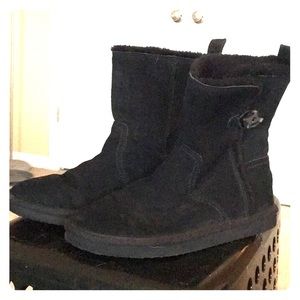 Black AEO Fuzzy Boots